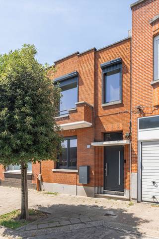 Voor verdere info of een vrijblijvende waardebepaling van uw eigendom: jordi.broes@homixx.be of 016 199 340.<br /><br />Met veel enthousiasme stellen wij u deze instapklare, energiezuinige en recent gerenoveerde (2025) bebouwing voor, uitstekend gelegen in de Koning Albertstraat op de grens van Beveren, Kruibeke en Zwijndrecht. <br />Deze asbestveilige gezinswoning onderging in 2025 een grondige renovatie en combineert een eigentijdse afwerking met een zeer gunstige energetische basis. <br />Zo werd het hoofddak vernieuwd in 2021 en het bijgebouw voorzien van een nieuw dak in 2026. <br />Verder beschikt de woning over HR-PVC-ramen met dubbele beglazing, een recente condensatieketel op aardgas en vloerverwarming. <br />Dankzij deze en de andere uitgevoerde renovaties behaalt de woning een mooie EPC-score C, bovendien op de grens met een EPC-label B.<br /><br />Bij het betreden van de woning valt meteen het oog voor detail en veiligheid op, mede dankzij de geïnstalleerde video- en parlofoon en camera's. <br />De functionele indeling biedt een bewoonbare oppervlakte van 113 m² op een perceel van 132 m². <br />Op het gelijkvloers vindt u een gezellige leefruimte, een modern afgewerkte badkamer die voorzien is van een toilet en een volledig uitgeruste keuken die uitnodigt tot gezellig koken. <br />Daarnaast beschikt de woning over een droge kelder die voor de nodige extra opbergruimte zorgt, en een ingebouwde waterverzachter. <br />Comfort en praktisch nut gaan hier hand in hand dankzij de gesloten garage met één staanplaats, waar zich tevens de aansluitingen voor de wasplaats bevinden, in de tuin vindt u nog 2 extra staanplaatsen (ingang allen via de Prins Boudewijnstraat).<br /><br />Op de verdieping en tussenverdieping bevinden zich drie volwaardige, lichtrijke slaapkamers. <br />Buiten kan u in alle rust genieten op het gezellige terras, de ideale plek om te ontspannen na een drukke werkdag. <br />Mis deze unieke kans niet en plan vandaag nog uw bezoek.