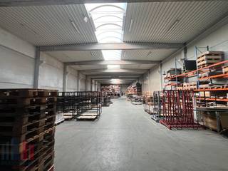 Uitstekend gelegen bedrijfsgebouw te huur. Op slechts 5 minuten rijden bevindt zich de <strong>E17 </strong>(op- en afrit Lokeren), wat zorgt voor een vlotte verbinding richting Gent en Antwerpen. Daarnaast ligt de N47 in de directe omgeving, waardoor omliggende gemeenten zoals Lokeren, Dendermonde en Sint-Niklaas gemakkelijk bereikbaar zijn.<br /><br />De magazijnruimte van 1.058 m² heeft een vrije hoogte van <strong>7 meter</strong> en is toegankelijk via een sectionale poort en een afzonderlijke toegangsdeur (laadkade niet inbegrepen). De loods is voorzien van een lichtstraat met rookluik, polybetonvloer, sanitair en een <strong>mezzanine</strong>, ideaal voor extra opslagruimte of als kantoor. Tevens voldoende <strong>parkeer- en manoeuvreerruimte</strong> aanwezig.<br /><br />Contacteer PANORAMA B2B voor bijkomende (technische) inlichtingen, plannen of een vrijblijvend plaatsbezoek<strong> 0477 06 30 30</strong>.