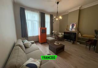 Dit zeer ruime 2-slaapkamerappartement is gelegen pal in het centrum van Oostende, in de Christinastraat, en biedt het beste van stadsleven en comfort.<br /><br />Dankzij de centrale ligging bevindt u zich op wandelafstand van alle winkels, vlak bij een supermarkt, scholen en het strand. Alles wat u nodig heeft, ligt letterlijk om de hoek.<br /><br />Het appartement maakt deel uit van een mooie en verzorgde residentie en valt meteen op door de hoge plafonds, die zorgen voor een aangenaam gevoel van ruimte en licht.<br /><br />De aparte keuken is praktisch ingericht en biedt voldoende plaats voor een grote eettafel. Verder beschikt het appartement over een apart toilet en twee volwaardige slaapkamers, ideaal voor gezinnen, koppels of wie extra ruimte wenst voor bureau of logeerkamer.<br /><br />Een ideaal appartement voor wie ruim en comfortabel wil wonen in het bruisende stadshart van Oostende, met alle voorzieningen binnen handbereik.<br /><br />De huurprijs bedraagt 850€ + 80€ algemene kosten. <br /><br />