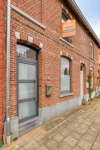 <div>
<p><span>Op een aangename locatie in Gelrode bevindt zich deze gezellige woning met drie slaapkamers, terras en een bijkomend stukje tuin achteraan de woning.</span></p>
<p><span>Op het gelijkvloers vindt u de leefruimte, keuken, badkamer en een apart toilet. Vanuit de woning heeft u rechtstreeks toegang tot het privatieve terras, een fijne plek om rustig van de buitenlucht te genieten.</span></p>
<p><span>Op de eerste verdieping van de woning bevinden zich twee slaapkamers en op de derde verdieping bevindt zich nog een ruime zolderkamer, waardoor de woning voldoende ruimte biedt voor een gezin, koppel of wie graag een extra kamer als bureau of hobbyruimte wil inrichten.<br /></span></p>
<p><span>Een bijkomende troef is de buitenruimte achteraan. Via het terras en de gemeenschappelijke koer bereikt u een stukje privatieve tuin dat exclusief bij de woning hoort. Samen met het terras zorgt dit voor een aangename buitenruimte waar u volop van mooie dagen kunt genieten.</span></p>
<p><span>Interesse? Plan dan je bezoek ter plaatse via ellen@sophimo.be of 0497/86 72 51.</span></p>
</div>