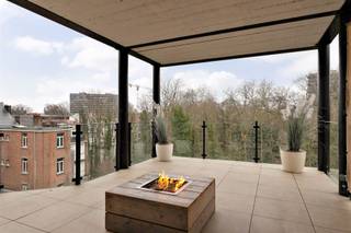 <p><span>ANTWERPEN | UITZONDERLIJK</span><span> appartement van 230m² met LOFT allures dat schuilt achter deze prachtige gevel van 14,78m in neo-Lodewijk XIV-stijl met </span><span>Parkzicht (Herthoghe)</span><span> : </span></p><p><span>Wonen met stijl aan de prestigieuze Jan Van Rijswijcklaan, gelegen aan de inkom van de stad met winkels (Albert heijn, Delhaize,...) invalswegen en resto's binnen handbereik.</span></p><p><span>Op wandelafstand van Groen kwartier, Harmonie park, Prins Albert Park en De Singel.</span></p><p><span> </span></p><p><span>Op de 4de verdieping van dit herenhuis dd° 1913 met superbe gevel betreedt men rechtstreeks het appartement via de lift. </span></p><p><span> </span></p><p><span>In de inkomhal treft met een ingemaakte vestiairekast, gastentoilet en wasplaats voorzien van aansluiting was -en droogmachine, ingebouwde koelkast en praktische bergruimte voorzien.</span></p><p><span>Toegang tot de uitzonderlijk, royale leefruimte die ingedeeld is in een zithoek met een gas openhaard, dewelke toegang biedt tot het schitterend terras van 25m² met adembenemend zicht op het Hertoge park en voorzien van verwarming, vuurtafel en ingemaakte luidsprekers en spots. </span></p><p><span>Verder treft men de eetruimte met aansluitend de open keuken voorzien van alle toestellen. Tevens heeft men via de eetruimte ook toegang tot het terras met een </span><span>UNIEK </span><span>zicht op groen.</span></p><p><span>Via de nachthal heeft men verder toegang tot de 1ste slaapkamer van 23m² met aanpalend de luxe badkamer voorzien van douche, bad, toilet, dubbele wastafel in meubel met spiegel en verlichting. </span></p><p><span>Achteraan de nachthal bevindt zich nog een ingemaakte kast en aparte toilet.</span></p><p><span>2de slaapkamer van 19m² met aanpalend de douchekamer voorzien van een wastafel in meubel met opbergruimte. </span></p><p><span> </span></p><p><span>Bijzonderheden:</span></p><p><span>* Autostaanplaats te koop aan €39.000</span></p><p><span>* Gunstig EPC</span></p><p><span>* Stijlvol wonen</span></p><p><span>* Videofonie</span></p><p><span>* Lift rechtsreeks in het appartement</span></p><p><span>* Blanco keuring</span></p><p><span>* CV Buderus op gas</span></p><p><span>* Gans appartement op parket</span></p><p><span>* Openhaard</span></p><p><span>* Airco voorzien in de slaapkamers</span></p><p><span>* Veiligheidsdeur</span></p><p><span>* Kelder van 8m²</span></p><p><span>* Automatische poort met afstandbediening voor toegang staanplaats op gelijkvloers</span></p><p><span>* Naar een ontwerp van architect Edouard Van Opstal</span></p><p><span> </span></p><p><span> </span></p>