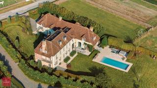 Prachtig landhuis, ontworpen door architect François Van Damme, bestaande uit een inkomhal, living, een high-end afgewerkte leefkeuken, eetkamer...