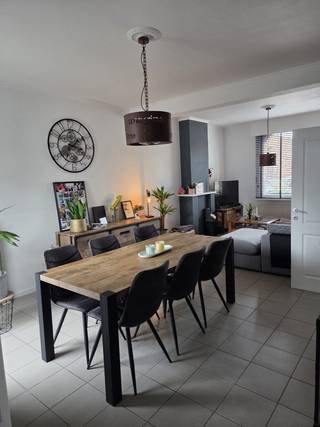 Gemoderniseerde, instapklare woning met 2 slaapkamers te Putte.<br /><br />Een goed onderhouden woning aan de Mechelbaan in Putte. De woning biedt een modern wooncomfort, een praktische indeling en sfeervolle elementen. EPC-label C, dus geen renovatieplicht, en een laag kadastraal inkomen.<br /><br />Indeling Gelijkvloers:<br />- Verzorgde inkomhal met donkere wandafwerking;<br />- Ruime woon- en eetkamer met onderhoudsvriendelijke tegelvloer en veel natuurlijke lichtinval;<br />- Moderne leefkeuken met greeploze kasten, inbouwoven en microgolfoven, met toegang tot het terras;<br />- Apart toilet en aansluitend een praktische wasruimte (aansluitingen voor wasmachine en droogkast), opbergrekken en ingemaakte kast;<br />- Functionele badkamer met dubbel lavabomeubel, ligbad en aparte douche.<br /><br />Indeling Eerste Verdieping:<br />- Hal met houten trap en authentieke plankenvloer;<br />- Ruime, lichtrijke hoofdslaapkamer met plaats voor een tweepersoonsbed en ruime kastenwand;<br />- Tweede slaapkamer, momenteel ingericht als dressing en hobby-/fitnessruimte, maar ook geschikt als volwaardige slaapkamer of kinderkamer.<br /><br />Tuin + terras:<br />- Aansluitend terras en aangelegde tuin met een groen en vrij uitzicht achteraan;<br />- Praktische achterom bereikbaar via een achterliggende erfdienstbare weg, ideaal voor fietsen, vuilnisbakken en tuinafval.<br /><br />Parkeren + bereikbaarheid:<br />- Parkeergelegenheid op de eigen oprit;<br />- Gunstige ligging met vlotte verbinding naar de belangrijkste invalswegen.<br /><br />Alle dagen telefonisch bereikbaar op volgend GSM nummer Greg 0498/28.89.69