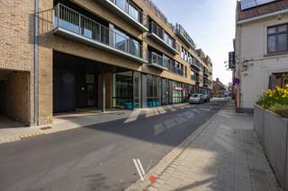 Deze topper bevindt zich op de Melkmarkt te Izegem, op wandelafstand van handelszaken, horeca, openbaar vervoer, ...<br />Het appartement voorziet een bewoonbare oppervlakte van maar liefst 95 m² en daarnaast heb je een heel ruim terras van 60 (!) m². Van hieruit kijk je op een groendak dat in de zomer mooi in bloei staat. (Het onderhoud van dit groendak valt onder de gemeenschap)<br />Er is een lift in het gebouw voorzien waardoor je makkelijk op het juiste verdiep komt. <br />Tenslotte is er ook een ondergrondse staanplaats, private kelderbering en gemeenschappelijke fietsenberging voorzien. <br /><br />Indeling:<br />Ruime inkomhal met plaats voor vestiairekast, 2 slaapkamers, apart gastentoilet, ruime badkamer met o.a. ligbad en douche, leefruimte, terras, open keuken en berging.<br /><br />Wie op zoek is naar ruimte, rust en wooncomfort is hier aan het juiste adres!