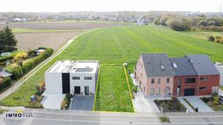 Dit uniek perceel bouwgrond van 3are46ca, is ideaal voor het realiseren van een halfopen bebouwing. Deze grond biedt ruime bouwmogelijkheden met...