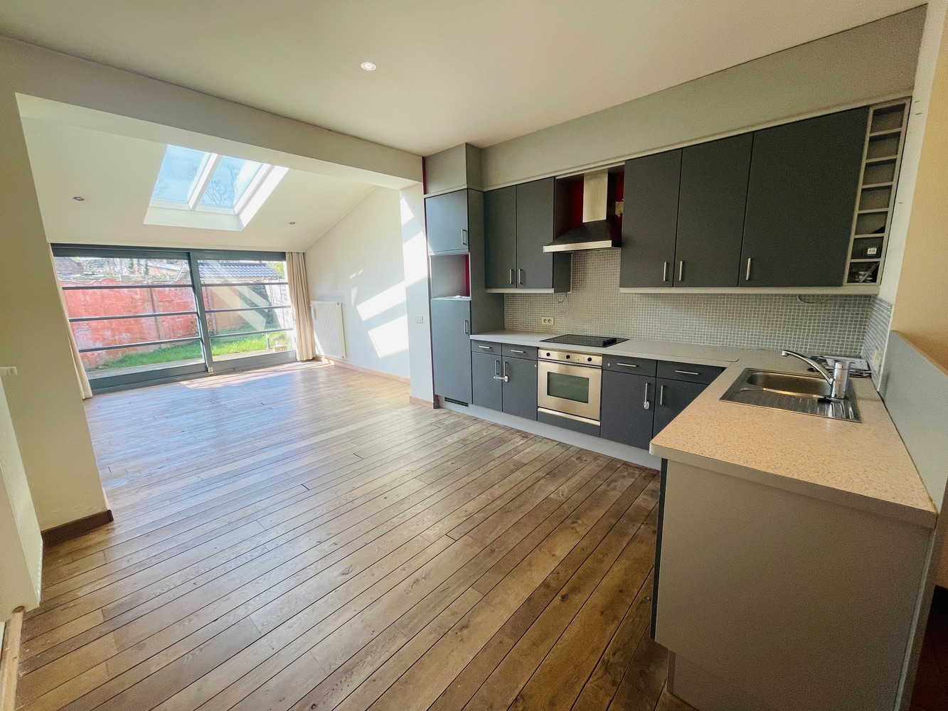 Assebroek, leuk ENERGIEZUINIG gezellig  instapklaar woonhuis met 3 SLAAPKAMERS en tuintje - foto 4