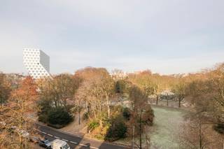 <p><span>Residentieel gelegen appartement met een schitterende bew. opp. van ca 220 m²  aan de Prins Albertlei (verd6) nabij de zuidelijke invalswegen. Riante leef-en eetruimte met weids zicht over het Prins Albertpark. Ingerichte keuken met eethoek en aansluitend terras. Drie ruime en volwaardige slkm (tussen 15 en 20m² groot) , riante masterbedroom met eigen badkamer. De 2de badkamer is uitgerust met een hoekbad en wc. Aparte wasplaats. Appartement is volledig afgewerkt op natuursteen en heeft airconditioning en een ondergrondse berging. </span></p><p><span>Mogelijkheid om achter de hoek een dubbele garagebox met automatische poort aan te kopen aan 50.000€. </span></p>