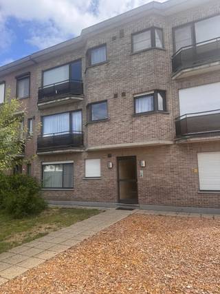 Ruim 2-slaapkamer appartement met terras en garagebox is gelegen in de rustige De Tomermaat te Brasschaat, op fietsafstand van het centrum alsook het mooie Park van Brasschaat.Indeling (geen lift) - ruime inkomhal met vestiairekast, apart toilet, lichte woonkamer met verzorgde keuken, aparteberging, 2 slaapkamers waarvan 1 met toegang tot het terras. prijs garage €75/maand - Maandelijkse lasten: €85 (inclusief provisie water)