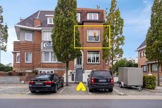 Découvrez cet appartement d'angle très chaleureux et récemment rafraîchi avec deux chambres. Cette propriété confortable, bénéficiant d'un label PEB D très favorable, est située directement dans le centre de De Panne et combine un emplacement idéal avec un excellent potentiel locatif, actuellement aménager pour 6 personnes.<br />L'appartement est actuellement en location de vacances avec un taux d'occupation très élevé, ce qui en fait un investissement intéressant.<br />L'aménagement est pratique et fonctionnel :
<ul>
<li>Un séjour avec énormément de luminosité (grâce à l'emplacement d'angle et aux grandes fenêtres). Le coin salon est aménagé avec goût.</li>
<li>Une cuisine pratique et compacte qui est bien équipée (comme visible sur la photo avec four, plaque de cuisson et lave-vaisselle).</li>
<li>Deux chambres très spacieuses.</li>
<li>Une salle de bain pratique avec cabine de douche, toilettes et meuble-lavabo.</li>
<li>Un débarras intérieur spacieux.</li>
</ul>
La propriété est équipée d'une nouvelle installation électrique et d'un chauffage au gaz naturel.<br /><br /><u><strong>ATOUTS:</strong></u>
<ul>
<li>Appartement d'angle récemment rafraîchi</li>
<li>Taux d'occupation très élevé en location de vacances</li>
<li>Label PEB D très favorable et nouvelle installation électrique</li>
<li>Pas des charges syndic mensuelles!</li>
<li>Séjour avec énormément de luminosité et deux chambres spacieuses</li>
</ul>