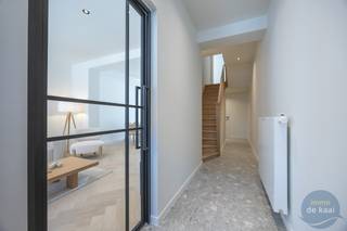 Luxe gezinswoning met 5 slaapkamers, 2 badkamers en gezellige stadstuin te Nieuwpoort. In het historische hart van Nieuwpoort-Stad, op wandelafstand van de sfeervolle Kaai, winkels, restaurants en dagelijkse voorzieningen, bevindt zich deze stijlvol gerenoveerde woning. Bovendien liggen de zee, het strand en de jachthaven op slechts enkele minuten fietsen, waardoor deze eigendom zowel ideaal is als vaste gezinswoning als voor wie op zoek is naar een ruim en comfortabel tweede verblijf.<br />De luxe woning werd volledig gerenoveerd en geïsoleerd en biedt een verrassend ruime indeling over drie verdiepingen.<br />Op het gelijkvloers geniet u van een ruime en lichtrijke leefruimte, een luxueuze maatkeuken uitgerust met Siemens-toestellen, een afzonderlijk gastentoilet en een grote was- en bergruimte. Vanuit de leefruimte heeft u rechtstreeks toegang tot de gezellige stadstuin.<br />De bovenverdiepingen omvatten maar liefst vijf volwaardige slaapkamers, twee stijlvolle badkamers en twee extra afzonderlijke toiletten. Dankzij de doordachte renovatie, de vele raampartijen en de kwalitatieve afwerking geniet de woning in elke ruimte van een aangename lichtinval en een hedendaagse uitstraling.<br />Ook op technisch vlak scoort deze woning uitstekend met een EPC B, conforme elektriciteit en een asbestveilig attest.<br />Troeven:<br />• Topligging in het centrum van Nieuwpoort<br />• Volledig luxueus gerenoveerd en geïsoleerd<br />• 5 ruime slaapkamers<br />• 2 luxueuze badkamers<br />• 3 afzonderlijke toiletten<br />• Luxe maatkeuken met Siemens-toestellen<br />• Grote was- en bergruimte<br />• Gezellige west-gerichte stadstuin<br />• Conforme elektriciteit<br />• Asbestveilig<br />• EPC B<br />Ben je op zoek naar een luxueus gerenoveerde, ruime gezinswoning waar comfort, energiezuinigheid en een uitstekende ligging hand in hand gaan, contacteer ons voor een bezoek.