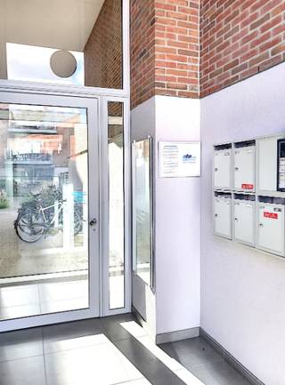 Met plezier stellen we u dit charmant appartement op de 1ste verdieping voor in residentie 'Sint-Hubert', met zijn uitstekende ligging nabij het centrum van Waregem bevindt u zich op wandelafstand van het station, winkels, restaurants en alle voorzieningen die Waregem te bieden heeft. <br /><br />Zijn instapklare toestand zorgt ervoor dat het appartement meteen kan bewoond worden zonder er grote verandering moeten aan gebeurd worden.<br />Het appartement biedt u een ruim terras aan, waar u kan genieten van een aperitief tijdens de warme zomerdagen. <br /><br />Dankzij de inbegrepen kelderberging en ondergrondse autostaanplaats kan u gerust een ganse dag uw auto laten staan &amp; de fiets van stal halen. <br /><br />Dit appartement beschikt over:<br />70 m2 bewoonbare oppervlakte <br />Ruime inkomhal incl. vestiaire<br />Gastentoilet <br />Ruime &amp; lichtrijke leefruimte met zongericht terras<br />Keuken incl. alle toestellen <br />Badkamer incl. inloopdouche en lavabomeubel <br />1 slaapkamer<br />Aparte berging/wasplaats <br />Terras achteraan<br /><br />Bovendien is dit appartement de ideale eigendom als investering of toch op zoek naar een comfortabele woonst? <br />Maak snel uw afspraak &amp; we zien elkaar daar! <br /><br />Voor meer info contacteer ons op 056/60.33.66  "optie 2" kantoor Waregem of 0496/ 286.222