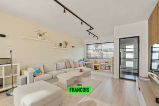 Welkom in de Pieter de Coninckstraat in een rustige woonwijk te Oostkamp. Deze modern gerenoveerde woning is perfect voor een gezin dat op zoek...