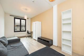 Studentenkamer te koop op het Eilandje – toplocatie!<br /><br />Deze instapklare studentenkamer is gelegen in een rustige buurt op het Eilandje, op wandelafstand van het vernieuwde Schengenplein, het MAS, hogescholen en openbaar vervoer. Een ideale investering of woonplek voor studenten die comfort en bereikbaarheid belangrijk vinden.<br /><br />Het gebouw beschikt over een ruime gemeenschappelijke keuken en ontspanningsruimte op het gelijkvloers, evenals een kelder met fietsenstalling en extra opbergruimte. De kamer zelf is bereikbaar met de lift en heeft een eigen badkamer met douche, wastafel en toilet. Er is voldoende ruimte voor een bed, bureau, kast en zetel.<br /><br />Technisch is de woning volledig in orde. De elektriciteit is conform, er is een groen label van de Stad Antwerpen en de kamer is voorzien van dubbele beglazing.<br /><br />Interesse? Contacteer ons via info@wellimmo.net of bel 03/225.00.68.