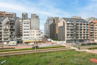 Dit charmante en karaktervolle appartement in het hart van Blankenberge is de perfecte uitvalsbasis voor wie wil genieten van de zee en de sfeer van de kust. Gelegen in een kleinschalig gebouw zonder syndicus, biedt het een unieke combinatie van rust, lage kosten en een prachtig uitzicht op de dijk en de pier. Vanuit de woonkamer geniet u van het mooie uitzicht, wat dit appartement ideaal maakt als vakantieverblijf of investering aan de Belgische kust.<br /><br />Het appartement, gebouwd in 1930, heeft een bewoonbare oppervlakte van 54 m² en is volledig instapklaar. Het appartement is ingedeeld met een ruime woonkamer met aangrenzende keuken. Vervolgens is er een badkamer aanwezig met douche, lavabo en toilet. De slaapkamer is ruim en beschikt over ingemaakte kasten en een luik naar de zolder, wat extra opbergruimte biedt. Verder is er een gemeenschappelijke kelderberging voor extra opslag.<br /><br />Er is tevens een offerte beschikbaar is voor het plaatsen van twee warmtepompen met een buitenunit. Deze aanpassing zou zorgen voor een aanzienlijke verbetering van de energieprestatie en een sprong in het EPC naar label D, waardoor de renovatieplicht vervalt. Bovendien is er ook een EPC-simulatie aanwezig die dit verder kan aantonen. <br /><br />Dankzij de centrale ligging bevindt u zich op wandelafstand van de Zeedijk, het strand, winkels en gezellige horecazaken. Of u nu op zoek bent naar een tweede verblijf, een investering of een compacte woonst aan zee, dit appartement biedt alle troeven. Laat u verleiden door de charme van dit unieke pand en plan snel een bezoek!<br /><br />EPC 412 kWh/m² - Label E