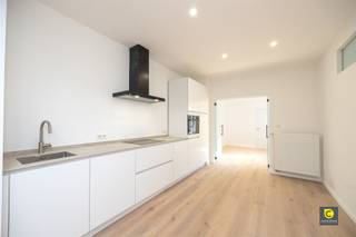 <p><span>Recent gerenoveerd 1-slaapkamerappartement op toplocatie!</span></p><p><span>Welkom in dit instapklare 1-slaapkamerappartement op de eerste verdieping, gelegen in de rustige maar centrale Eduard Arsenstraat in Mortsel. Het appartement werd volledig gerenoveerd en biedt een moderne woonervaring met alle comfort en een stijlvol design. Bovendien werd het volledige appartementsgebouw in 2024 grondig gerenoveerd, waardoor u zorgeloos kan genieten van een kwalitatieve en duurzame woonst.</span></p><p><span>Indeling:</span></p><ul><li><span>Leefruimte &amp; keuken: een lichtrijke leefruimte waar u heerlijk kan ontspannen en naar eigen smaak kan inrichten. De open, volledig uitgeruste keuken met strakke afwerking en inbouwtoestellen maakt het plaatje compleet.</span></li><li><span>Slaapkamer &amp; badkamer: een ruime slaapkamer die rust en comfort uitstraalt. De moderne badkamer is uitgerust met een inloopdouche en strak sanitair.</span></li><li><span>Kelderruimte: mogelijkheid tot aankoop van een private kelderberging (vanaf 3.500).</span></li></ul><p><span>Troeven op een rij:</span></p><ul><li><span>Volledig gerenoveerd appartement</span></li><li><span>Appartementsgebouw volledig gerenoveerd in 2024</span></li><li><span>Gunstig EPC (A-label)</span></li><li><span>Kleinschalig gebouw = lage gemeenschappelijke kosten</span></li><li><span>Centrale ligging met alle voorzieningen in de buurt</span></li></ul><p><span>Ideaal voor starters of investeerders die op zoek zijn naar een instapklaar appartement met een duurzame meerwaarde. Plan vandaag nog uw bezoek en laat u verrassen!</span></p><p><span> </span></p>