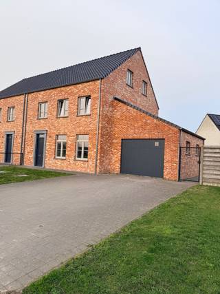 Grote halfopen bebouwing te huur met tuin, ruime leefruimte, garage, en 4 slaapkamers.