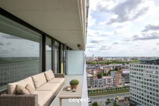 Gerenoveerd appartement met panoramisch zicht op Gent Op het 15e verdiep vinden we dit ruim en lichtrijk appartement terug, gelegen op de stadsrand...