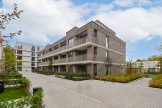 <p>Wat ons meteen aansprak in MIDDEN, is de rust. Je woont midden in Boechout, met winkels en de tram om de hoek, maar in de wijk zelf rijden geen auto's en kijk je uit op groen.</p>
<p>In dit appartement springt het ruime terras er voor ons uit. Er valt veel licht binnen en je kijkt vrij over de binnentuinen. Binnen is alles nieuw en af: de keuken, de badkamer en de vloeren. Er moet niets meer gebeuren, je kan er zo intrekken.</p>