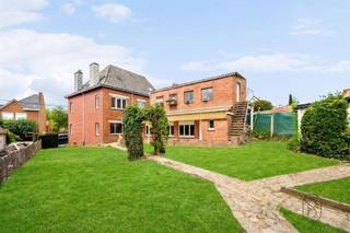 <p>Ruime woning met garage, tuin en tal van mogelijkheden aan de Valkenberg in Brakel.</p><p>Op een gegeerde locatie in Brakel, aan de bekende Valkenberg, bevindt zich deze ruime woning met tal van mogelijkheden. Dankzij de royale volumes, de veelzijdige indeling en de aangename tuin biedt deze eigendom een uitstekende basis voor wie op zoek is naar een ruime gezinswoning die volledig naar eigen smaak kan worden afgewerkt.</p><p>Bij het binnenkomen wordt u verwelkomd in de inkomhal. Rechts bevindt zich een ruime, veelzijdige kamer die tal van mogelijkheden biedt. Ze leent zich perfect als praktijk- of kantoorruimte voor een zelfstandige activiteit, maar kan evengoed worden ingericht als een comfortabele bureauruimte voor wie regelmatig van thuis uit werkt.</p><p>Achteraan bevinden zich de lichtrijke leefruimte en de ruime keuken, beide met een aangenaam zicht op de tuin. Verder beschikt het gelijkvloers over een praktische bijkeuken, een afzonderlijk toilet en een inpandige garage.</p><p>Via de tuin bereikt u bovendien een voormalige duiventil. Dankzij de aanwezige water- en elektriciteitsaansluitingen kan deze ruimte perfect worden ingericht als hobbyruimte, atelier, werkplaats of extra bergruimte.</p><p>Op de eerste verdieping bevinden zich vier ruime slaapkamers en een badkamer met toilet. Daarnaast beschikt de woning over een ruime zolder, die tal van extra mogelijkheden biedt en kan worden ingericht volgens uw eigen wensen.</p><p>Met haar ruime indeling, veelzijdige mogelijkheden en aantrekkelijke ligging aan de iconische Valkenberg is deze woning een uitstekende kans voor gezinnen, thuiswerkers en zelfstandigen die op zoek zijn naar een eigendom met toekomstpotentieel.</p><p>Troeven:<br />- Topligging<br />- Stevige constructie met betonnen verdiepingsvloeren<br />- Veel potentieel: grote ruimtes, vier slaapkamers, ruime zolder<br />- Mogelijkheid tot praktijk, thuiswerkplek of zelfstandige activiteit</p><p>Contacteer Femke via femke@immobeguin.be voor meer informatie of een bezoek.</p>