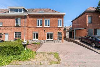 [[ DIT PAND NEEMT DEEL AAN DE ERA OPEN HUIZEN DAG OP 19/9 VAN 16:00 TOT 17:00 ]]
<p><strong>Instapklare halfopen woning in Machelen, op een gunstige locatie nabij het centrum, park, sporthal en belangrijke invalswegen.</strong></p>

<p>Deze charmante woning combineert karakter en comfort op een uitstekende locatie. Dankzij de oprit is er parkeergelegenheid voor twee wagens. Binnen geniet je van een ruime leefruimte met open keuken, ideaal voor gezellige momenten met familie en vrienden.</p>

<p>Op de eerste verdieping bevinden zich twee ruime slaapkamers en een badkamer. De reeds ingerichte zolderverdieping doet momenteel dienst als slaapkamer, maar biedt dankzij haar royale oppervlakte de mogelijkheid om opgedeeld te worden in twee afzonderlijke kamers.</p>

<p>Gelegen in een rustige, residentiële buurt, geniet je hier van alle rust en privacy, terwijl winkels, scholen, openbaar vervoer en andere voorzieningen zich op wandelafstand bevinden.</p>

<p> </p>

<p><strong><u>Belangrijkste ruimtes:</u></strong></p>

<p>• Gezellige living met natuurlijke lichtinval</p>

<p>• Eetkamer aansluitend op de keuken</p>

<p>• Functionele keuken met toegang tot de tuin</p>

<p>• Drie ruime slaapkamers</p>

<p>• Badkamer met basisvoorzieningen</p>

<p>• Bureel, ideaal als thuiswerkplek</p>

<p>• Wasplaats</p>

<p>• Tuin van 88 m² met tuinhuis</p>

<p>• Oprit voor 2 wagens</p>

<p> </p>

<p><strong><u>Troeven:</u></strong></p>

<p>• Instapklare halfopen woning met oprit voor 2 wagens</p>

<p>• 3 ruime kamers</p>

<p>• Gunstige ligging dichtbij centrum, park, sporthal en invalswegen</p>

<p> </p>

<p>Meer informatie of een bezoek met Sam Vandenhouten? Contacteer ons via +3223351115</p>

<p>JOUW DROOMHUIS. ZO GEVONDEN!</p>