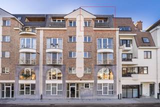 <p><span>2-slpk-appartement met terras aan de Dijle in Mechelen</span></p><p><span> </span></p><p><span>Dit uitzonderlijk lichtrijke appartement met twee slaapkamers, een ruim zuidwestgericht terras en een extra balkon biedt aangenaam wooncomfort op een toplocatie aan de Dijle. Het is bovendien makkelijk bereikbaar met de lift.</span></p><p><span>Via de privatieve inkomhal kom je bij het gastentoilet en de technische berging.</span></p><p><span>De grote, open leefruimte met vele raampartijen geniet een prachtig uitzicht op het Keerdok en de skyline van Mechelen.</span></p><p><span>Aansluitend ligt de volledig ingerichte keuken met oven, koelkast, nieuw kookvuur en dampkap, en een extra berging.</span></p><p><span>De hoofdslaapkamer geeft toegang tot het zuidwestgerichte terras van 10 m², terwijl de tweede slaapkamer ideaal is als logeer- of bureauruimte.</span></p><p><span>De badkamer beschikt over een dubbel lavabomeubel, bad, tweede toilet en aansluitingen voor wasmachine en droogkast.</span></p><p><span>Daarnaast is er een ruime kelderberging met plaats voor een fiets, en voor het gebouw is voldoende parkeergelegenheid.</span></p><p><span>De ligging is een grote troef: aan de Dijle, op wandelafstand van het centrum, en vlak bij het station en de belangrijkste invalswegen.</span></p><p><span> </span></p><p><span>Huurprijs: €920/maand + €65/maand gemeenschappelijke kosten.</span></p><p><span>Onmiddellijk beschikbaar! </span></p>