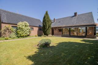 Ruime op te frissen woning met 4 slaapkamers en ruime garage op 1.176 m². Gelijkvloers:Inkomhal.Ruime woonkamer van 36,5 m² op natuursteen.Eetkamer...