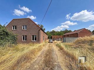 <p><span>Deze volledig te renoveren of af te breken woning bevindt zich op een prachtig perceel van maar liefst 45 are, gelegen in woongebied met landelijke karakter & agrarisch gebied aan de stadsrand van Scherpenheuvel.<br />De ligging vormt zonder twijfel één van de grootste troeven van deze eigendom. Zowel aan de voorzijde als aan de achterzijde geniet u van een open uitzicht over omliggende agrarische gebieden. <br />Hierdoor is de kans op bijkomende bebouwing in de directe omgeving uitgesloten, wat zorgt voor een blijvend gevoel van rust, ruimte en privacy. </span></p><p><span>Voor natuurliefhebbers is dit dan ook een uitzonderlijke locatie.<br />Tegelijkertijd geniet u hier van een uitstekende bereikbaarheid. Het centrum van Scherpenheuvel, met diverse winkels, diensten en voorzieningen, bevindt zich vlakbij. <br />Bovendien bereikt u in ongeveer 10 minuten de oprit van de E314, waardoor steden en omliggende regio’s vlot bereikbaar zijn.<br />De oorspronkelijke woning met bijhorende schuren dateert van 1949. Midden jaren ’90 werd er een nieuwe gevelsteen voor de bestaande woning geplaatst en werden er zowel aan de voorzijde als zijkant bijkomende volumes aangebouwd. <br />Het oorspronkelijke gedeelte van de woning is daarbij behouden gebleven.<br />Binnenin bevindt het pand zich momenteel in ruwbouwstaat. Er zijn geen binnenafwerkingen voorzien.<br />Dit biedt de toekomstige eigenaar de mogelijkheid om het geheel volledig naar eigen smaak en noden te renoveren of om een heropbouwproject te realiseren.</span></p><p><span>Bij heropbouw kan u mogelijk in aanmerking komen voor het verlaagde btw-tarief van 6%, wat deze opportuniteit extra interessant maakt.<br />Wenst u graag meer informatie of een plaatsbezoek in te plannen? Neem gerust contact op via 013 31 25 22 of mail naar <span>nathalie@immodiest.be</span></span><span>.<br />Wij helpen u met veel plezier verder in uw zoektocht naar uw nieuwe thuis.</span></p><p><span> </span></p>