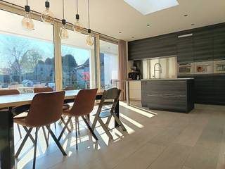 Ontdek deze charmante en bijzonder lichtrijke halfopen woning, ideaal gelegen nabij het centrum van Marke. De woning werd 6 jaar geleden...