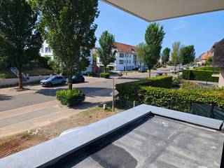 Residentie Les Moineaux is een nieuwbouwproject centraal gelegen tussen de Zeedijk en de winkelstraat van Koksijde-Bad. De moderne uitstraling van het gebouw komt volledig tot zijn recht in het straatbeeld. Alle appartementen zijn bijna energie neutraal en worden geothermisch verwarmd.<br /><br />Het appartement bevindt zich op het eerste verdiep en werd op plan ingedeeld als volgt:<br />Inkom, apart toilet, badkamer, 2 slaapkamers, leefruimte met open keuken en berging, 2 terrassen.<br /><br />Verplicht aan te kopen staanplaats en kelderberging, niet in de prijs inbegrepen.<br /><br />Appartement: 105m²<br />Terras: 16m²