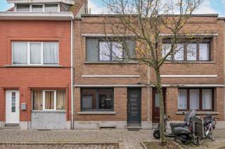 Deze instapklare, volledig gerenoveerde woning in Merksem biedt een ideale mix van hedendaags comfort en een bijzonder centrale, leefbare ligging...