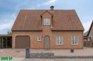 Instapklare woning met 4 slaapkamers in Oosterlo.Via de royale inkomhal betreden we de lichtrijke woonkamer. Aansluitend vindt u de volledig...