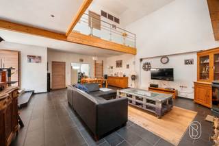 Deze ruime loft van ongeveer 400 m², gelegen in het hart van het dorp Dottignies, biedt veel ruimte en ruime mogelijkheden om naar eigen smaak in te richten.De begane grond bestaat uit een ruime hal, een woonruimte, een ingerichte keuken, een badkamer, een apart toilet en een aparte wasruimte.Op de bovenverdieping vindt u een hal op de mezzanine, twee slaapkamers en een ontspanningsruimte. De hoofdslaapkamer beschikt over een inloopkast, een ruimte die kan worden ingericht als kantoor en toegang tot een buitenterras. Er is ook de mogelijkheid om hier een eigen badkamer te creëren, zodat een echte oudersuite ontstaat. De loft is onder meer voorzien van PVC-kozijnen met dubbele beglazing, centrale verwarming op gas op de bovenverdieping en vloerverwarming op de begane grond. Verder is het voorzien van zonnepanelen, een boiler van 300 liter, een elektrische installatie die aan de voorschriften voldoet, een artesische put, een nieuw dak en dakconstructie, evenals een alarmsysteem en een videofoon.Sommige ruimtes moeten nog worden afgewerkt, waardoor toekomstige bewoners de mogelijkheid hebben om de woning naar eigen wens en behoefte in te richten.Een bijzondere en ruime loft met talrijke inrichtingsmogelijkheden in een centrale omgeving.