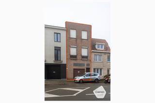 Ben je op zoek naar een <strong>woning</strong> met enorm <strong>veel</strong> <strong>potentieel</strong> vlakbij het hart van Blankenberge? Deze <strong>te</strong> <strong>renoveren</strong> woning biedt tal van mogelijkheden om een droomhuis te creëren, precies zoals jij het wilt! Met een <strong>gunstige</strong> <strong>ligging</strong>, <strong>5 ruime slaapkamer</strong>s, een praktische <strong>stadskoer</strong> en een <strong>garage</strong>, is dit de ideale gelegenheid voor een ambitieuze koper die de handen uit de mouwen wil steken.<br /><br /><u>Kenmerken van de woning:</u><br /><u>5 slaapkamers:</u> Ruime kamers die voldoende plaats bieden voor het hele gezin, met veel lichtinval en de mogelijkheid om ze volledig naar eigen smaak in te richten.<br /><u>Stadskoer</u>: Geniet van een gezellige buitenruimte in het hart van de stad, perfect voor een zomerse barbecue, ontspanning of als extra speelruimte voor kinderen.<br /><u>Garage</u>: Een ruime garage, ideaal voor het parkeren van je auto, fietsen of het inrichten van een opslagruimte.<br /><u>Locatie</u>: Gelegen vlakbij het centrum van Blankenberge, dichtbij de winkelstraten, het strand en het openbaar vervoer. Alles wat je nodig hebt, ligt binnen handbereik.<br /><br />Deze woning biedt een geweldige kans voor wie op zoek is naar een <strong>project</strong> in Blankenberge. Of je nu op zoek bent naar een <strong>gezinswoning</strong>, een <strong>vakantiehuis</strong> of een <strong>investeringsproject</strong>, deze woning heeft alles in huis om een <strong>unieke</strong> <strong>plek</strong> van te maken.