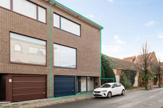 Découvrez cette spacieuse et lumineuse maison jumelée de type bel-etage, située au calme à Turnhout. La maison combine un aménagement bien pensé...