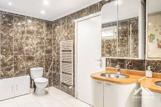 Deze woning ontvangt je in een zeer ruime inkomhal/gang, die meteen ook een idee geeft van het groot volume van de woning. Vooraan de woning bevindt zich een eerste zeer ruime leefruimte, met aan de straatkant een lichtrijke ontvangstruimte. Via de gang bereik je een tweede zeer aangename leefruimte, die uitmondt in de keuken. Langs deze weg kom je tot in de wasplaats/opbergruimte, en ook de buitenruimte met gedeeltelijke overdekking bereik je via deze weg. Helemaal achterin de woning vinden we de badkamer met grote douche terug, net als een eerste grote slaapkamer. De eerste verdieping biedt plaats voor vier grote slaapkamers en een tweede badkamer. Een overloop biedt ruimte voor extra opbergplaats, en die is er ook in een aparte kamer op het gelijkvloers. De bovenverdieping bereik je via deze kamer, maar ook langs een doorgang net naast de keuken. Inschrijven via mail naar tommy@immo-home.be, geen telefonische inschrijvingen! Volg ons op Fb en Insta. Voor meer info: www.immo-home.be. GRATIS SCHATTING &amp; GRATIS FINANCIEEL ADVIES
