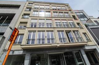 Dit mooi opgefrist, ruim appartement in het hartje van Sint-Niklaas biedt een prachtig uitzicht over de Houtbriel. Het is gelegen op de 3e verdieping van een statig appartementsgebouw met lift en bestaat uit een ruime living met veel lichtinval, een volledig ingerichte keuken, een badkamer met inloopdouche, 2 slaapkamers, een gastentoilet, een terrasje en een kelder. Er is de mogelijkheid om een autostaanplaats te huren achter het gebouw. De ligging vlakbij de Grote Markt en de nabijheid van verschillende winkels en het openbaar vervoer zijn slechts enkele voordelen!