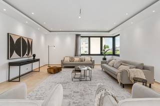 <p>Te koop: moderne open bebouwing in Nossegem met EPC A, vloerverwarming en parkeerplaatsen voor de deur.<br /><br /><strong>Verkoop onder registratierecht (2% of 12%)</strong></p>
<p>Deze recente woning uit 2025 combineert hedendaags wooncomfort met een energiezuinige afwerking. Dankzij het EPC A-label en de vloerverwarming geniet je van een aangenaam binnenklimaat en een efficiënte energieprestatie. De open bebouwing beschikt over ruime leefruimtes, vier volwaardige slaapkamers en twee badkamers, ideaal voor gezinnen of wie extra ruimte zoekt. De tuin van 240 m² biedt voldoende plaats om te ontspannen of gezellig buiten te leven. Bovendien zorgen de parkeerplaatsen voor de deur en de garage voor extra praktisch comfort.</p>
<p> </p>
<p>• Inkomhal (26 m²) met gastentoilet<br />• Ruime living (43 m²) met veel lichtinval<br />• Eetkamer (29 m²) aansluitend op de keuken<br />• Keuken (17 m²) met praktische indeling<br />• Bureel (18 m²), ideaal voor thuiswerk<br />• Vier ruime slaapkamers van 18,6 m², 19,8 m², 23,3 m² en 26,9 m²<br />• Twee badkamers van 10 m² en 11 m²<br />• Dressing (9 m²)<br />• Garage (18,6 m²)<br />• Kelder met extra bergruimte<br />• Tuin van 240 m²</p>
<p> </p>
<p>Troeven<br />• EPC A en energiezuinige nieuwbouw van 2025<br />• Overal vloerverwarming voor optimaal comfort<br />• Parkeerplaatsen voor de deur en garage aanwezig</p>
<p> </p>
<p>Neem vandaag nog contact op met je ERA-makelaar voor een bezoek.</p>
<p> </p>
<p>JOUW DROOMHUIS. ZO GEVONDEN!</p>