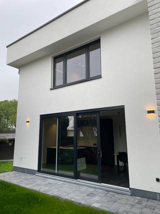 Deze woning is van A tot Z, zowel binnen als buiten tot in puntjes afgewerkt waardoor deze perfect instapklaar is! Werkelijk het gehele gebouw...