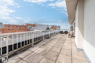 In het hart van de stad, op een toplocatie waar alles binnen handbereik ligt, bevindt zich dit dakappartement met een ruim en zonnig terras...