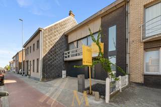 Bezoekdag op afspraak – vrijdag 15/05 tussen 9u en 12u.<br /><br />Ontdek deze instapklare bel-etagewoning met 2 zuidgerichte terrassen en ruime garage, ideaal gelegen in Aalst nabij winkels, scholen, openbaar vervoer en met een vlotte verbinding naar de E40 richting Gent en Brussel.<br /><br />Op het gelijkvloers bevindt zich een ruime inkomhal met toegang tot een bureau/speelkamer, een garage van 31 m² voor 2 wagens, een grote kelder van 42 m² en een deels overdekt zuidgericht terras van 60 m² waar u in alle rust kan genieten van het buitenleven.<br /><br />De eerste verdieping omvat een lichtrijke leefruimte met ingebouwde pelletkachel, een apart toilet, eetruimte en volledig geïnstalleerde keuken. Vanuit zowel de eetruimte als de keuken heeft u rechtstreeks toegang tot het tweede terras, wat zorgt voor een aangename verbinding tussen binnen en buiten.<br /><br />Op de tweede verdieping vindt u 3 volwaardige slaapkamers met ingebouwde kasten, een apart toilet, een badkamer met dubbele lavabo en douche, en een praktische berging. De grootste slaapkamer beschikt bovendien over airconditioning voor extra comfort tijdens warme zomerdagen. Daarnaast is er nog een ruime opbergzolder aanwezig.<br /><br />Troeven:
<ul>
	<li>EPC C</li>
	<li>Elektrische installatie conform</li>
	<li>2 zuidgerichte terrassen</li>
	<li>Garage voor 2 wagens</li>
	<li>Nabij E40 richting Gent &amp; Brussel</li>
	<li>Centrale ligging nabij winkels, scholen en openbaar vervoer</li>
</ul>
Interesse?<br />Reserveer uw bezoekmoment tijdens de bezoekdag op afspraak.<br />Neem contact op met Maxime Vanneste via 0498 44 78 00 of mail naar info@maximevanneste.be.