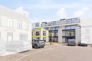 <span><span>In de kern van de gemeente Handzame (deelgemeente van Kortemark) stellen wij <strong>"Residentie 't Plein"</strong> aan u voor. Bij een eerste aanblik valt onmiddellijk de aandacht voor de architecturale finesse op. Er is geopteerd voor een hedendaagse, tijdloze architectuur met een strak lijnenspel. Zo heerst er een perfect evenwicht tussen de horizontale lijnen en de accenten die eerder verticaal gedetailleerd zijn. Om het karakter van het gebouw te accentueren is geopteerd om de toegang tot alle appartementen via de achterliggende patio-parking te voorzien. Uw auto dichtbij, een drempelloze toegang én een lift ter uwer beschikking maken dit verhaal af. <br /><br />De residentie bestaat uit <strong>13 appartementen, 6 carports, 5 parkeerplaatsen en 4 ruime garageboxen.</strong> Kenmerkend is de <strong>hoge afwerkingsgraad</strong> en<strong> praktische indeling</strong>. Alle appartementen zijn doorlopend, vooraan een terras die uitkijkt over het Handzameplein en achteraan een terras volledig zuidgericht. Door gebruik te maken van plafondhoge ramen bekomen we in ieder appartement een oase van licht. Niet alleen esthetisch is deze realisatie een unicum, ook werd de nodige aandacht gegeven aan de duurzaamheid van de materialen en energiezuinigheid. <br /><br />Deze appartementen positioneren zich in <strong>erg scherp in prijs</strong> (bouwfase nog van voor de algemene prijsstijgingen in bouwsector), waardoor dit op heden toch wel een opmerkelijk gegeven blijkt in huidige marktomstandigheden, hierdoor is dit aanbod ook uitermate geschikt als investering.<br /><br /><strong>Het alhier belichte appartement beschikt over 28m² terras. Tevens werd dit appartement afgewerkt en geschilderd (om voorlopig te dienen als modelappartement) schilderwerken en lichtarmaturen zijn inbegrepen in de prijs. </strong><br /><br /><u><strong>Enkele troeven op een rij:</strong></u></span></span>
<ul>
<li><span><span>Unieke architectuur;</span></span></li>
<li><span><span>Energiezuinig; </span></span></li>
<li><span><span>Kleinschalige residentie;</span></span></li>
<li><span><span>Centrum ligging doch erg rustig;</span></span></li>
<li><span><span>Ruime terrassen (voor en achter); </span></span></li>
<li><span><span>Erg kwalitatief uigeruste keukens; </span></span></li>
<li><span><span>Openbaar vervoer op wandelafstand;</span></span></li>
<li><span><span>Scherpe prijs/kwaliteit verhouding;</span></span></li>
<li><span><span>...</span></span></li>
</ul>
<span><span> <strong>Heeft u interesse in één van deze appartementen? Aarzel dan niet en neem contact op met ons kantoor voor meer info of een bezoek ter plaatse. </strong></span><br /><br /><span>Residentie 't Plein beschikt over een <strong>volledig ingericht modelappartement</strong> (APP 1.2).<br />APP 2.3 is momenteel verhuurd en kan dus tevens gemakkelijk als<strong> opbrengsteigendom</strong> aangekocht worden (incl. lopend huurcontract). Informeer u bij ons, indien hierover meer info gewenst.</span></span>