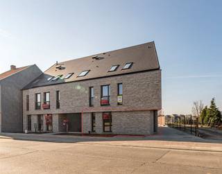 ***WOENSDAG 23/09 is er een bezoekmoment - gelieve ons te contacteren voor een bezoek***Dit appartementsgebouw is gelegen in het uiterst charmante en landelijke Sint-Gillis-Waas en werd afgewerkt met hoogwaardige materialen en oog voor detail. Dit gelijkvloers appartement omvat een lichtrijke leefruimte met open ingerichte keuken. Een inkomhal met ingemaakte kasten, apart toilet met handwasser en voldoende bergruimte. De badkamer is voorzien van inloopdouche en dubbele lavabo. Van de drie slaapkamers, heeft één ook erg praktische ingemaakte kasten. Achteraan het gebouw is een autostaanplaats inbegrepen. De rustige ligging met toch een vlotte verbinding naar E17 is een grote troef!(In de provisiekost van €90 zit vloerverwarming en vloerkoeling inbegrepen!)