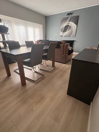 <p>Huis met energieklasse C, een badkamer, garage, tuin en 155m² woonoppervlakte.</p><p>Gerenoveerde gezinswoning met 4 slaapkamers</p><p>Deze rustig gelegen woning ligt in het mooie Rosmeer op wandel afstand van scholen en delhaize en op 10min van het centrum van Bilzen.<br />De woning staat op een perceel van 3a 36ca en is instapklaar.<br />Bewoonbare oppervlakte bedraagt 155m2<br />Op de zolder via de vaste trap is het mogelijk om 50m2 woon oppervlakte bij te maken. Deze is geisoleerd en elektriciteit is aanwezig.</p><p>Deze woning werd in 2022 en 2025 gerenoveerd.</p><p>Ze beschikt over een EPC label C en beschikt over 12 zonnepanelen met een batterij van 10kw + laadstation voor elektrische wagen. Ook is er een warmtepomp boiler geïnstalleerd.</p><p>De verwarming is op mazout, maar deze woning beschikt over 3 airco ’s living , keuken en boven verdiep en badkamer word ook elektrisch verwarmd zodat je de mazout verwarming bijna niet nodig hebt. En er is ook een regenwaterput.</p><p>Er zijn dubbele ramen pvc voorkant en zijkant met rolluiken achterkant dubbele ramen in hout.<br />Er is een garage met sectionaalpoort en onderhoudsarme tuin.</p><p>De keuken is vernieuwd en zeer ruim met veel kastruimte grote tafel en eiland en voorzien van Amerikaanse frigo, grote kookplaat, ingebouwde oven en microgolf van AEG + nog een ingebouwde vaatwasser.</p><p>De badkamer is gerenoveerd met inloopdouche. Er zijn 2 toiletten aanwezig</p><p>In de tuin is er een overdekt terras en volledig omheind.<br />Ook is er opbergruimte buiten</p><p>Alle keuringen zijn uitgevoerd en conform</p><p>Ook is deze woning al aangesloten op de nieuwe gescheiden riolering en gekeurd.</p><p>Troeven:</p><p>Rustige ligging in Rosmeer<br />155 m2 bewoonbare oppervlakte uitbreidbaar naar 205m2<br />Instapklaar en goed onderhouden<br />Gunstig EPC label C<br />12 zonnepanelen met thuisbatterij 10kw met auto laadpaal<br />Airco ’s aanwezig<br />Nieuwe keuken en badkamer<br />Groot terras + overdekt terras<br />4 slaapkamers<br />Garage met elektrische poort<br />Regenwaterput 5000l<br />Gescheiden riolering</p>