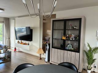 <strong>Te huur: gezellig appartement met 2 slaapkamers en garage in Wielsbeke.</strong><br /><br />Ontdek dit volledig gerenoveerd en lichtrijk appartement op een goed bereikbare locatie in Wielsbeke. Het beschikt reeds over gordijnen en elektrische zonnewering/screens. Nog een troef zijn de ingemaakte kasten in de slaapkamers. <em>Bij het appartement hoort ook een garage, inbegrepen in de huurprijs.</em><br /><br /><u><strong>Indeling:</strong></u><br />Inkomhal met gastentoilet, lichtrijke leefruimte met eetplaats, volledig ingerichte keuken, 2 volwaardige slaapkamers, badkamer met lavabo en bad/douche, berging met voorzieningen voor wasmachine en droogkast en 2 terrassen, waarvan een heel groot en zongericht terras achteraan.<br /><br /><u><strong>Indeling:</strong></u>
<ul><li>Energiezuinig - EPC B</li><li>Garage inbegrepen</li><li>Elektrische zonnewering</li><li>Ingemaakte kasten in de slaapkamers</li><li>Groot en zonnig terras</li></ul>
<br /><strong>Interesse in dit mooi appartement? Neem dan snel contact op met Indra voor een bezoek - 056/61.10.10.</strong>