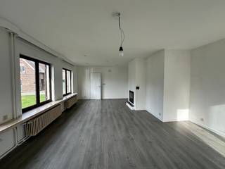 Nabij Sleidinge-Dorp en dichtbij tal van faciliteiten, bevindt deze open bebouwing zich aan de verbindingsweg tussen Sleidinge en Lembeke. Wonen...