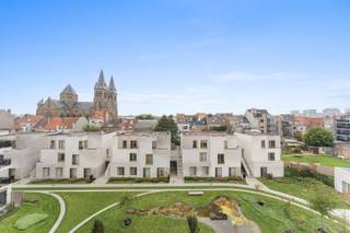 Ervaar het ultieme penthouse-gevoel in dit recent gebouwde appartement (2023) met een uitzonderlijk terras van maar liefst 35 m². Hier geniet je de hele dag van de zon en omringt de rust van het groen je alsof je in een park woont.<br />Dit is geen standaard appartement, maar een echte woonruimte met een royale oppervlakte. De schrijnwerker heeft zich volledig uitgeleefd: overal vind je maatwerk kasten, van de gang tot in de slaapkamers, die zorgen voor een verfijnde uitstraling én praktische opbergruimte.<br /><br />De lichtrijke woonkamer vloeit naadloos over in de open keuken, uitgerust met een natuurstenen werkblad. Verder beschik je over een ruime berging, drie slaapkamers en twee perfect afgewerkte badkamers. Hier is elk detail tot in de puntjes verzorgd.<br /><br />Leven op royale voet? Dat kan hier!<br /><br />De residentie zelf is een groene oase in het hart van de stad. Meer dan 60% van het woonproject – zo’n 10.000 m² – bestaat uit open ruimte vol natuur, met gezellige zitplekken onder de bomen en zelfs een urban farm. Bovendien ligt alles binnen handbereik: op wandelafstand vind je de zee, maar ook de bibliotheek, het zwembad en de winkels. Oostende ligt letterlijk aan je voeten.