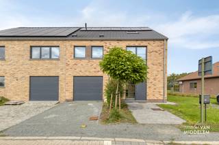 <strong>Immo Van Middelem verkoopt deze moderne gezinswoning (2023) van +/- 253m² met 4 slaapkamers, tuin en garage.</strong><br /><br />Het centrum van Ternat met winkels, scholen, sportinfrastructuur,... bevinden zich allemaal op wandel- en/of fietsafstand! Het treinstation van Ternat ligt op +/- 2,3km, de oprit naar de E40 op +/- 2,5km.<br /><br />De woning is instapklaar en beschikt over een lichtrijke leefruimte, een open keuken en een badkamer voorzien van zowel bad als douche. Ideaal voor gezinnen of koppels die comfortabel willen wonen. <br /><br />De indeling is als volgt: <br />- GELIJKVLOERS: inkomhal, aparte WC, wasplaats, woonkamer met open keuken die toegang biedt tot het terras, tuin en garage;<br />- 1STE VERDIEPING: nachthal met WC, badkamer en 4 ruime slaapkamers (+/-18m², +/-12m², +/-12m², +/-11m²);<br />- ZOLDERVERDIEPING: 1 polyvaletne ruimten bereikbaar via een vaste trap, met de mogelijkheid om nog verder in te delen naar eigen keuze;<br />- inpandige GARAGE;<br /><br />CV op gas. Zonnepanelen.<br />Vloerverwarming op het gelijkvloers.<br /><br />EPC: 29 kWh/m².jaar - Label A (UC:EP11928/A001/D01/SD001)<br />Elektriciteit conform tot 2048!<br />Vrij bij akte.