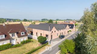 Propriété polyvalente avec des possibilités de logement, de travail et d'entrepreneuriat<br /><br />Cette ancienne ferme carrée offre une superficie habitable exceptionnellement spacieuse d'environ 210 m², offrant une base idéale pour ceux qui recherchent une propriété avec des possibilités. Grâce à la finition actuelle du gros œuvre, l'aménagement est encore complètement ouvert et l'espace peut être aménagé selon vos propres souhaits, besoins et projets futurs.<br /><br />Que vous souhaitiez en faire une grande maison familiale, un espace de bureau ou de pratique pour une profession libérale, une combinaison de logement et de travail ou une autre utilisation, les possibilités sont très étendues. Un accès séparé à l'étage supérieur est également possible, ce qui rend la propriété idéale pour une combinaison de différentes fonctions.<br /><br />Les installations nécessaires sont déjà prévues et raccordées. Comme les murs intérieurs doivent encore être installés, vous n'êtes pas lié à un agencement existant. Vous décidez entièrement de l'emplacement des espaces de vie, des chambres, des bureaux, des salles de pratique, des salles de réception, des sanitaires ou d'autres espaces. La finition peut également être entièrement adaptée à la destination souhaitée et à votre goût personnel.<br /><br />La surface généreuse combinée à la structure caractéristique de l'ancienne ferme carrée fait que cette propriété ne se limite pas à une seule utilisation spécifique. Cette propriété offre une base particulièrement intéressante à la fois pour ceux qui recherchent une grande maison et pour les travailleurs indépendants, professionnels libéraux ou entrepreneurs qui souhaitent combiner logement et travail.<br /><br />De plus, la propriété dispose d'une place de parking couverte, d'un jardin agréable et d'un espace de stockage séparé déjà équipé des raccordements nécessaires.<br /><br />Un avantage supplémentaire est que cet achat peut bénéficier du régime de TVA à 6%.<br /><br />En résumé : une occasion unique pour ceux qui recherchent plus qu'une simple maison traditionnelle. Une propriété brute spacieuse qui peut être entièrement aménagée selon vos souhaits, offrant à la fois des possibilités de logement, de travail et une combinaison des deux. Cette propriété vous intéresse-t-elle ? Alors n'hésitez pas à nous contacter et à découvrir les nombreuses possibilités !