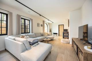 <p><strong>INDELING</strong><br /><strong>GELIJKVLOERS</strong><u><br /></u>Inkomhal met vestiairekasten en trap naar de verdieping. Toiletruimte met lavabo. Woonkamer met pelletkachel en veel lichtinval. Bureelruimte vooraan. Keuken met natuurstenen werkblad voorzien van de volgende toestellen nl. inductiekookplaat, afzuigkap, koelkast, combi-oven, heteluchtoven, vaatwasmachine (aansluiting quooker aanwezig). Koele berging. Berging/wasplaats met aansluiting voor wasmachine/droogkast, waskoker en aansluiting voor uitgietbak.<br /><br /><strong>1STE VERDIEPING</strong><u><br /></u>Overloop met trap naar de dakverdieping. Toiletruimte. 2 slaapkamers. Badkamer voorzien van ligbad, inloopdouche en badkamermeubel met dubbele wastafel. Master bedreem met ingemaakte kasten en aansluitende douchekamer met badkamermeubel en inloopdouche.<br /><br /><strong>DAKVERDIEPING</strong><br />De zolderruimte kan in onderling overleg afgewerkt worden (mogelijkheid tot opsplitsen in 2 slaapkamers).<br /><br /><strong>KELDERVERDIEPING</strong><br />Volledig bruikbare kelderruimte waar alle technische installaties zijn voorzien o.a. warmtepomp en filters van het regenwater.<br /><br /><strong>BUITEN</strong><br />Voortuin met oprit in kasseiklinkers tot aan de garage. Zonrijke tuin met terras.<br />Ruime garage (<span>75m²</span>) met sectionaalpoort en omvormer van de zonnepanelen en met mogelijke aansluiting voor een laadpaal.<br /><br /><strong>BIJZONDERHEDEN</strong> <br />Geothermische warmtepomp. Vloerverwarming. Aluminium ramen. Hoogrendementsbeglazing. Rolluiken op slaapkamers. <br />Ventilatiesysteem. Alarminstallatie. Domotica. 24 zonnepanelen. <br /><br /><strong>POSITIEVE ASPECTEN </strong><br />Rustige ligging in Merksplas op fiets- en wandelafstand van alle nodige voorzieningen <br />Kwaliteitsvolle - afgewerkte woning (natuurstenen vloeren, keuken(toestellen), badkamer, domoticasysteem, kasseiklinkers,...)<br />Ruime bruikbare kelderverdieping én garageruimte <br />Energiezuinige woning met E-peil 6<br /><br /><em>De woning is onmiddellijk beschikbaar.</em></p>