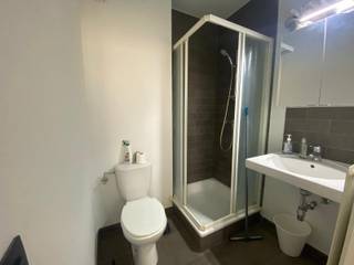 <span><strong>**Studeren in dé Tiensestraat te Leuven**</strong></span><br /><br />Studio gelegen in de Tiensestraat 127 en dit op de vierde verdieping van het gebouw aan de achterzijde. Deze bemeubelde en gerenoveerde unit is instapklaar en omvat het volgende: uitklapbaar bed, privatieve badkamer en kitchenette, kleerkast, bureau en bureaustoel. Verder is er een inpandige fietsenberging. Deze unit is op heden verhuurd!<br /><br />Rent: 730€/month AC2024-2025 - AC 2025-2026: Rent: 745€/month <br />Costs: 100€ water, heating and electricity. Internet private.<br /><br /><span><strong>Meer informatie of een bezoek ter plaatse? Dat kan! Contacteer onze Expert Investeringsvastgoed Jacky 0495 53 46 49 of jacky@connect-immo.be</strong></span>